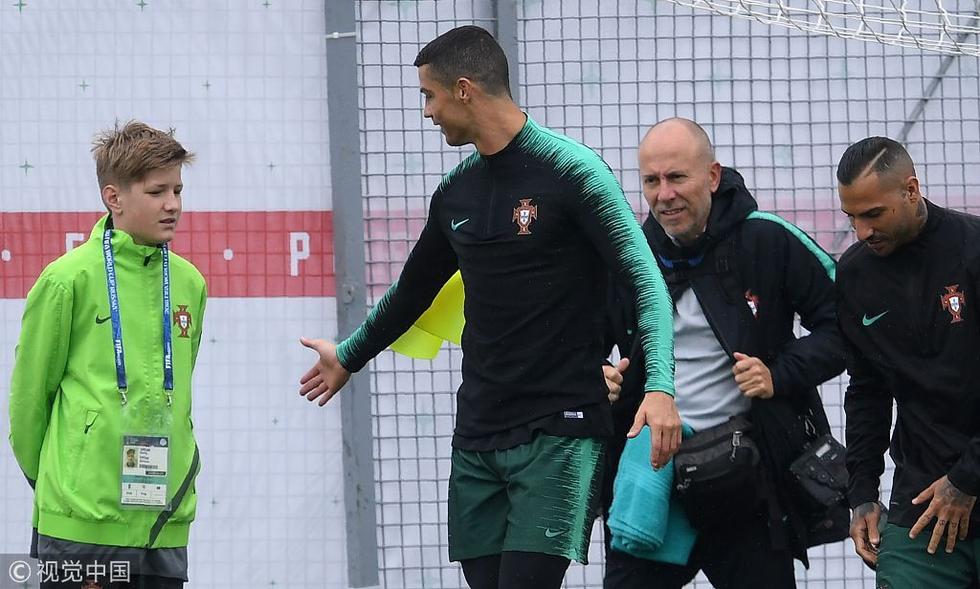 包含葡萄牙体育训练开放日，窗口期内部沟通引欢呼，意大利杯在即，轮换策略成焦点的词条